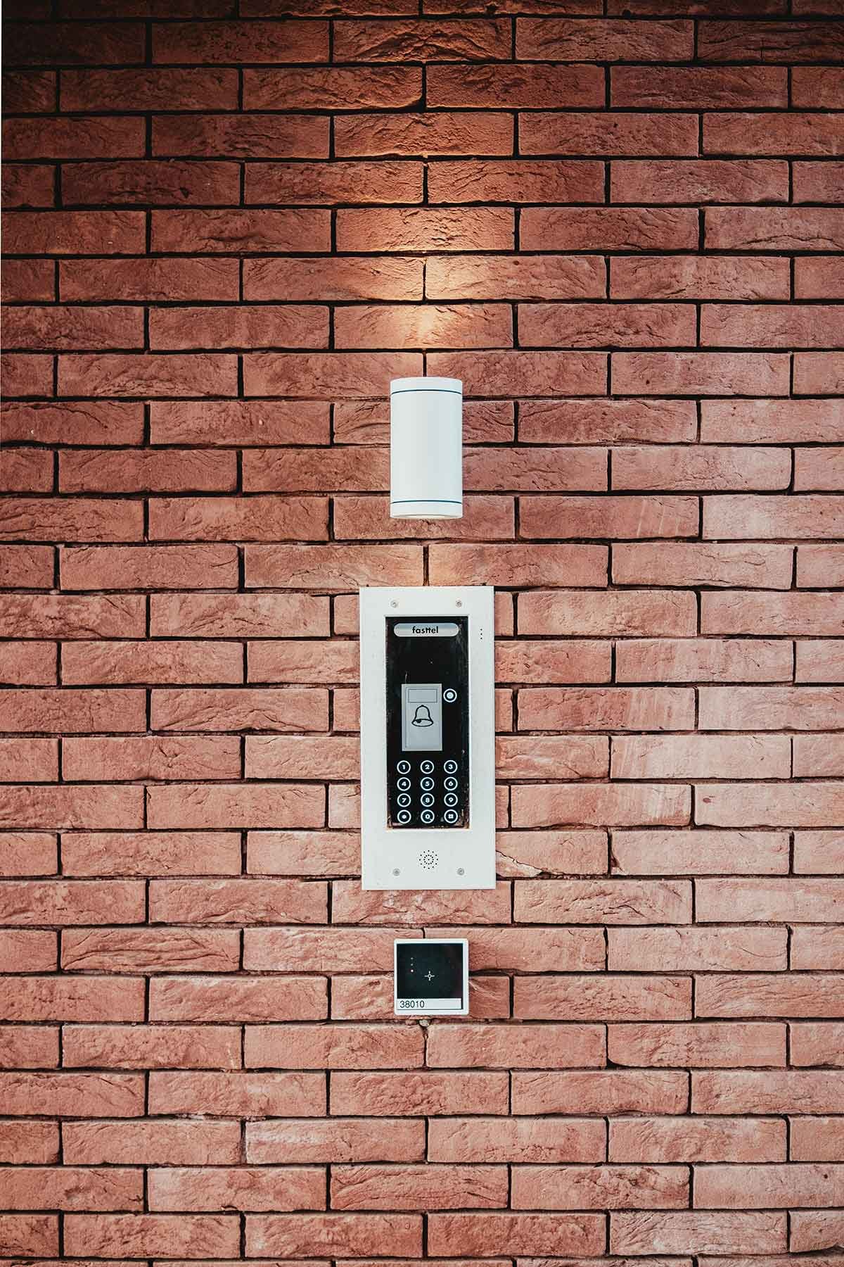 6642d338ff9abd3e05e5bf4e_bernard-hermant-Hd0m_5-OyCw-unsplash 6642d338ff9abd3e05e5bf4e_bernard-hermant-Hd0m_5-OyCw-unsplash